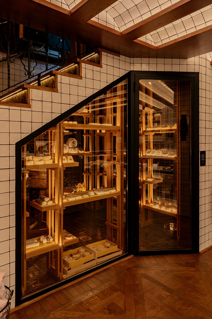 Proyecto interiorismo del restaurante Camarasa en Barcelona, por Pablo Peyra Studio. Cámara expositora de quesos artesanos refrigerada con puertas acristaladas. Proyecto interiorismo del restaurante Camarasa en Barcelona, por Pablo Peyra Studio. Cámara expositora de quesos artesanos refrigerada con puertas acristaladas.