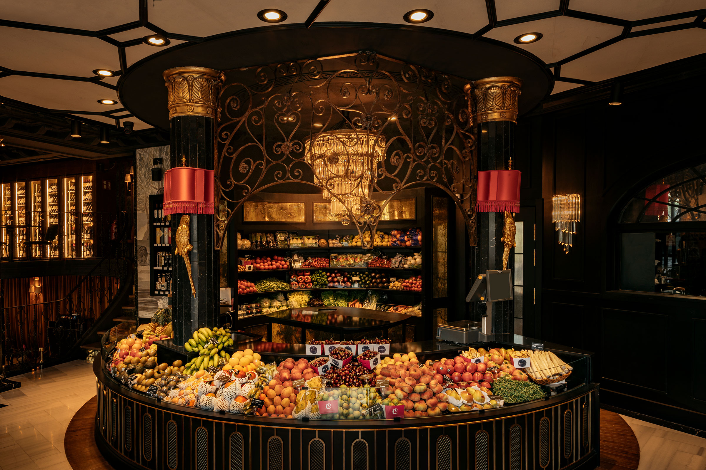 Interiorismo de restaurante por Pablo Peyra Studio. Exposición de fruta fresca en la tienda gourmet Camarasa en Barcelona.