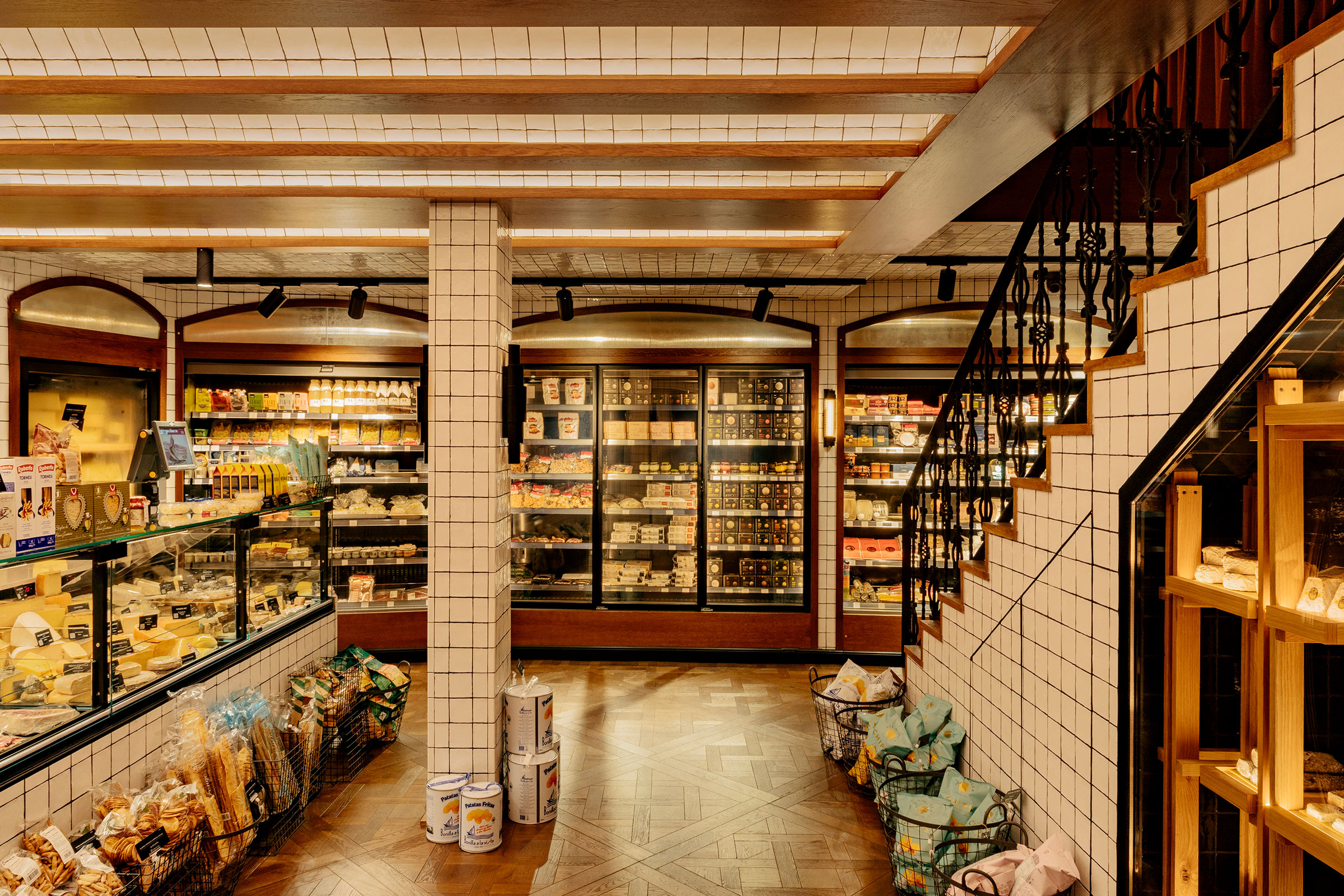 Restaurante Camarasa, un proyecto de Pablo Peyra Studio en Barcelona. Perspectiva interior de la tienda gourmet con vitrinas, fruta y productos frescos. Restaurante Camarasa, un proyecto de Pablo Peyra Studio en Barcelona. Perspectiva interior de la tienda gourmet con vitrinas, fruta y productos frescos.