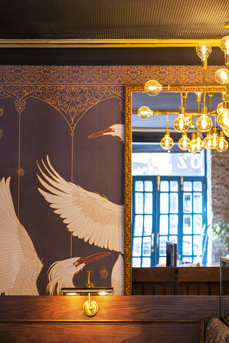 Interiorismo de restaurante por Pablo Peyra Studio. Pared papel garzas. Interiorismo de restaurante por Pablo Peyra Studio. Pared papel garzas.