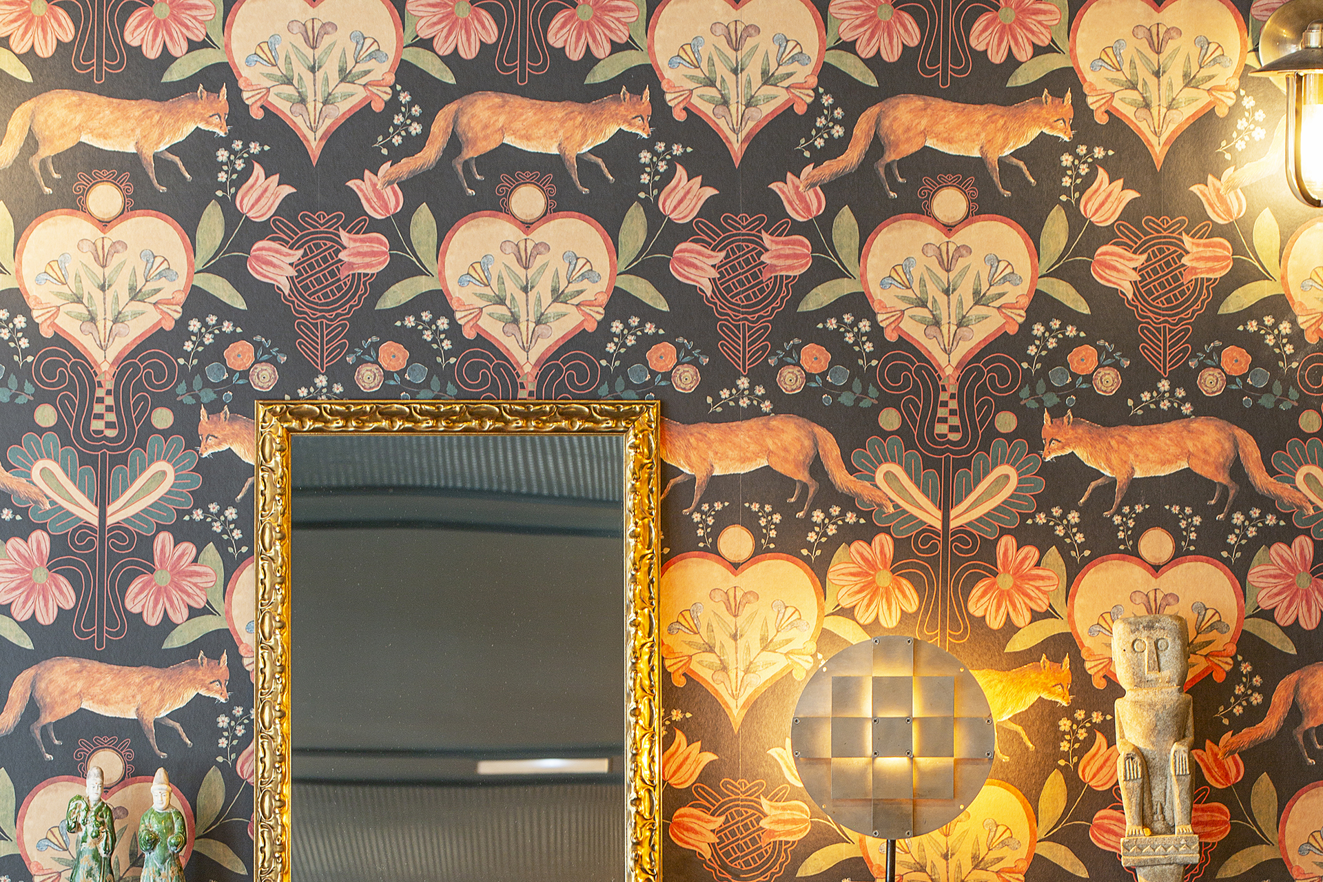 Interiorismo de restaurante por Pablo Peyra Studio. Detalle pared con espejo y papel con motivos naturales.