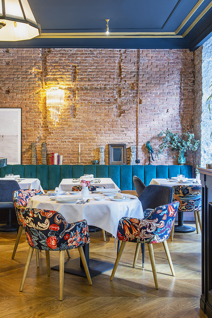 Interiorismo de restaurante por Pablo Peyra Studio. Sala comedor con mesas redondas y sillones tapizados, pareos de tocho visto.. Interiorismo de restaurante por Pablo Peyra Studio. Sala comedor con mesas redondas y sillones tapizados, pareos de tocho visto..