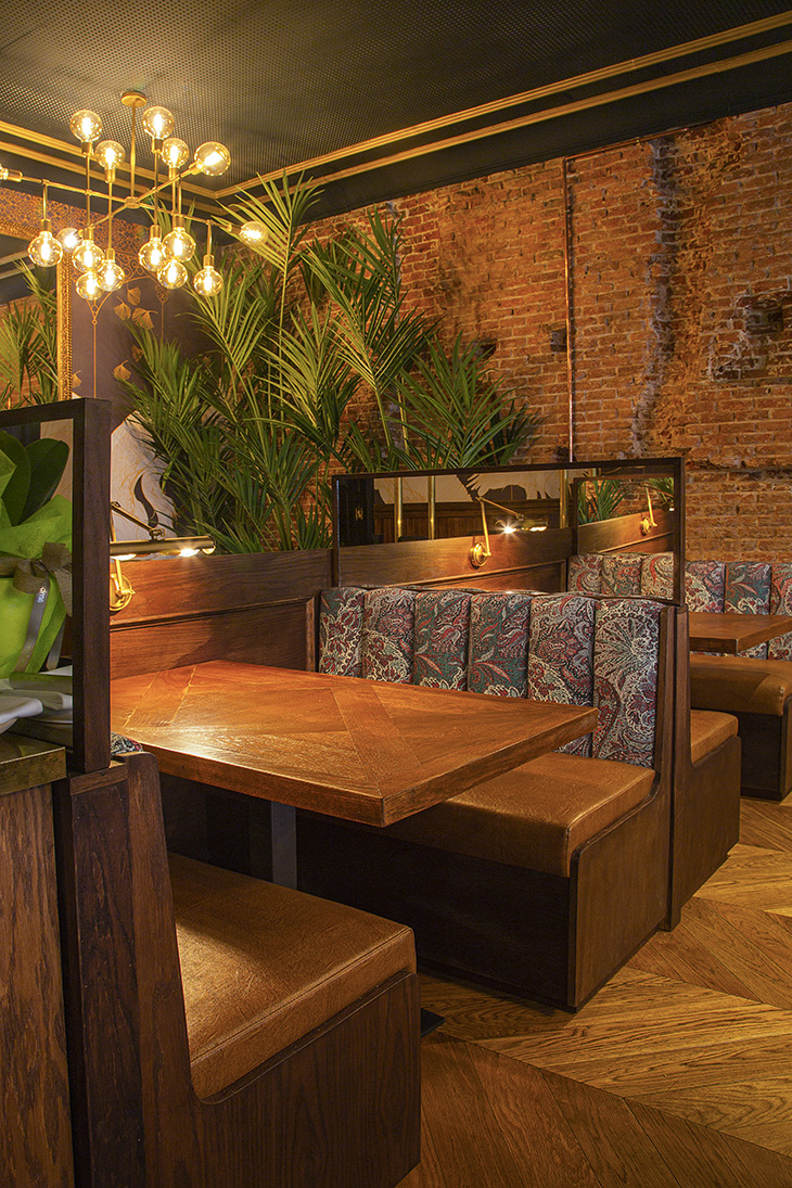 Interiorismo de restaurante por Pablo Peyra Studio. Sala, vista mesas con bancos tapizados. Interiorismo de restaurante por Pablo Peyra Studio. Sala, vista mesas con bancos tapizados.