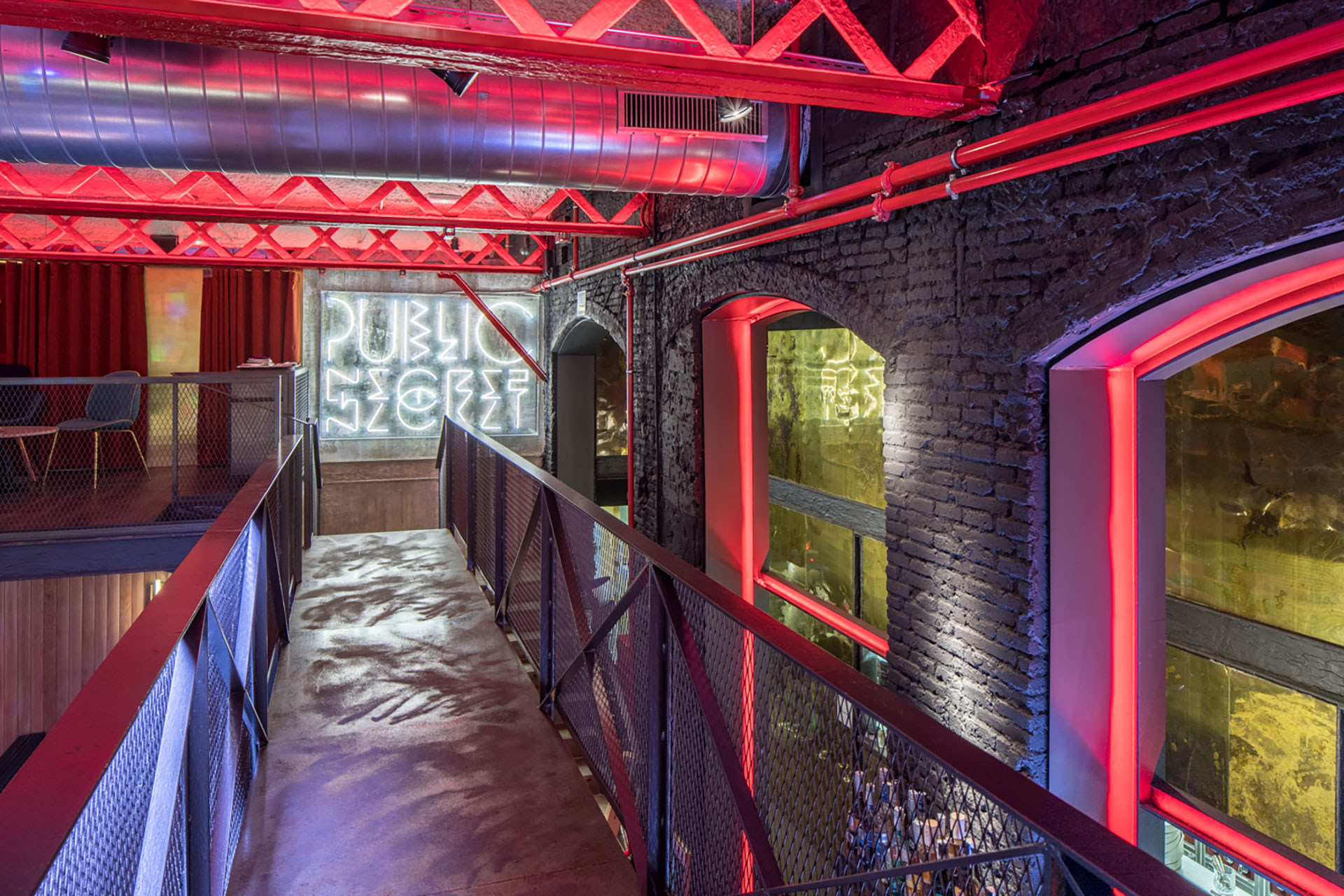 Diseño de restaurante por Pablo Peyra Studio. Proyecto El Mama. Pasarela iluminada con neones. Diseño de restaurante por Pablo Peyra Studio. Proyecto El Mama. Pasarela iluminada con neones.