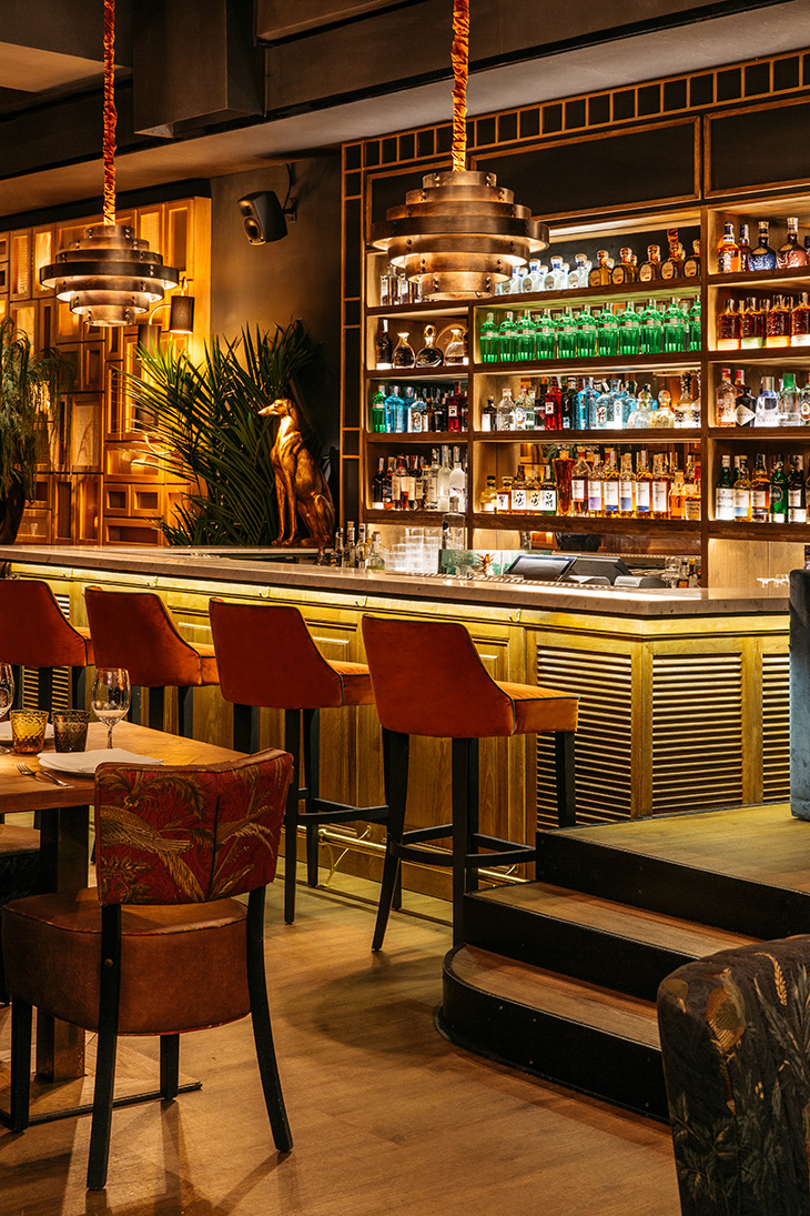 Diseño de restaurante por Pablo Peyra Studio. Proyecto Feroz. Detalle de la barra e iluminación del espacio. Diseño de restaurante por Pablo Peyra Studio. Proyecto Feroz. Detalle de la barra e iluminación del espacio.