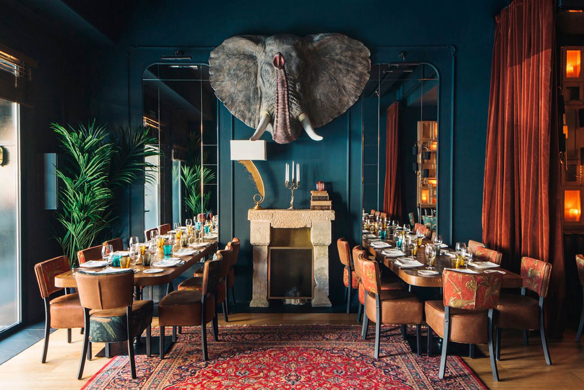 Diseño de restaurante por Pablo Peyra Studio. Proyecto Feroz. Vista de comedor con chimenea presidida por cabeza de elefante. Diseño de restaurante por Pablo Peyra Studio. Proyecto Feroz. Vista de comedor con chimenea presidida por cabeza de elefante.