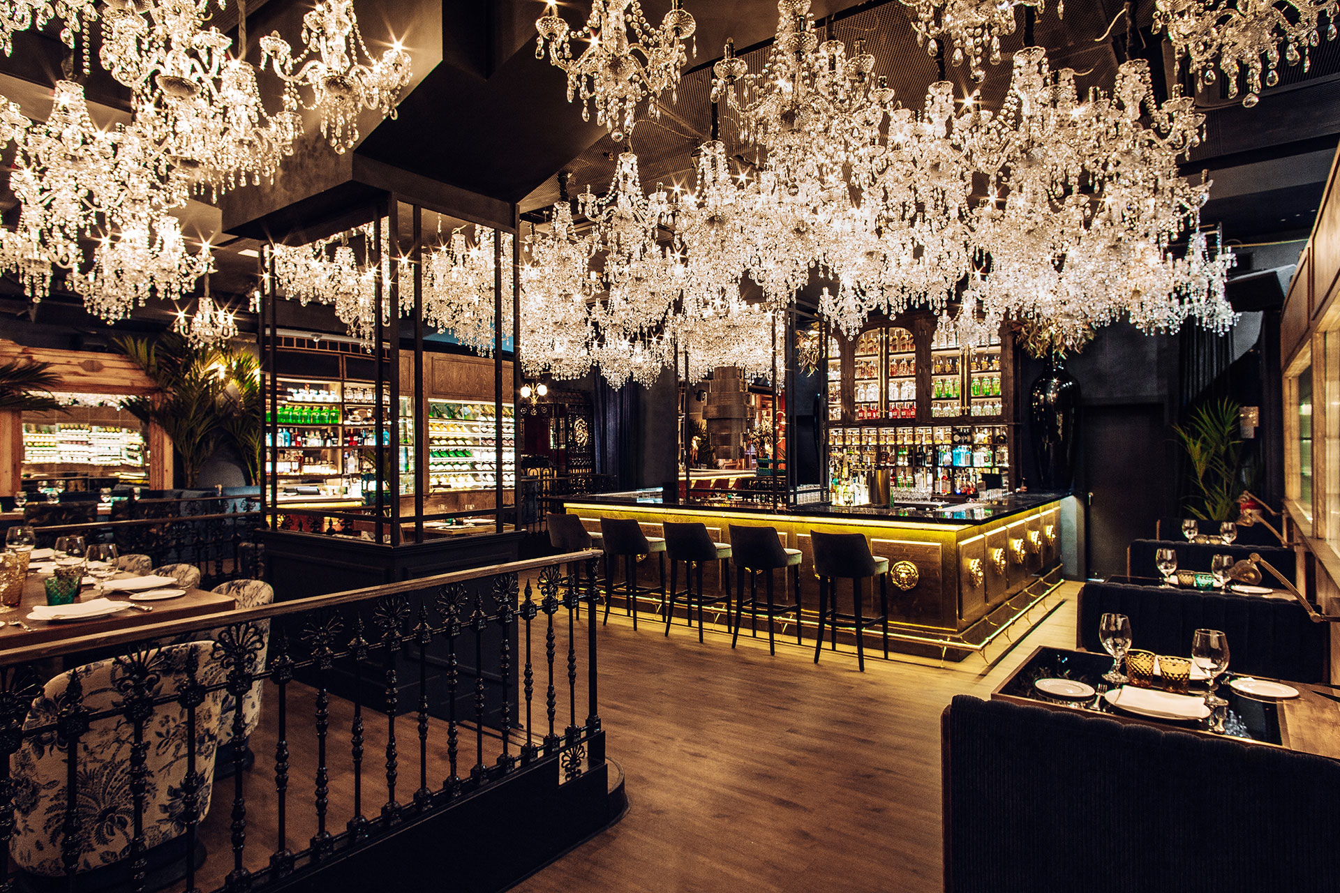 Interiorismo de restaurante por Pablo Peyra Studio. Proyecto Restaurante Feroz, Barcelona. Espectacular iluminación de zona barra de bar con lámparas colgantes clásicas de cristal. Interiorismo de restaurante por Pablo Peyra Studio. Proyecto Restaurante Feroz, Barcelona. Espectacular iluminación de zona barra de bar con lámparas colgantes clásicas de cristal.