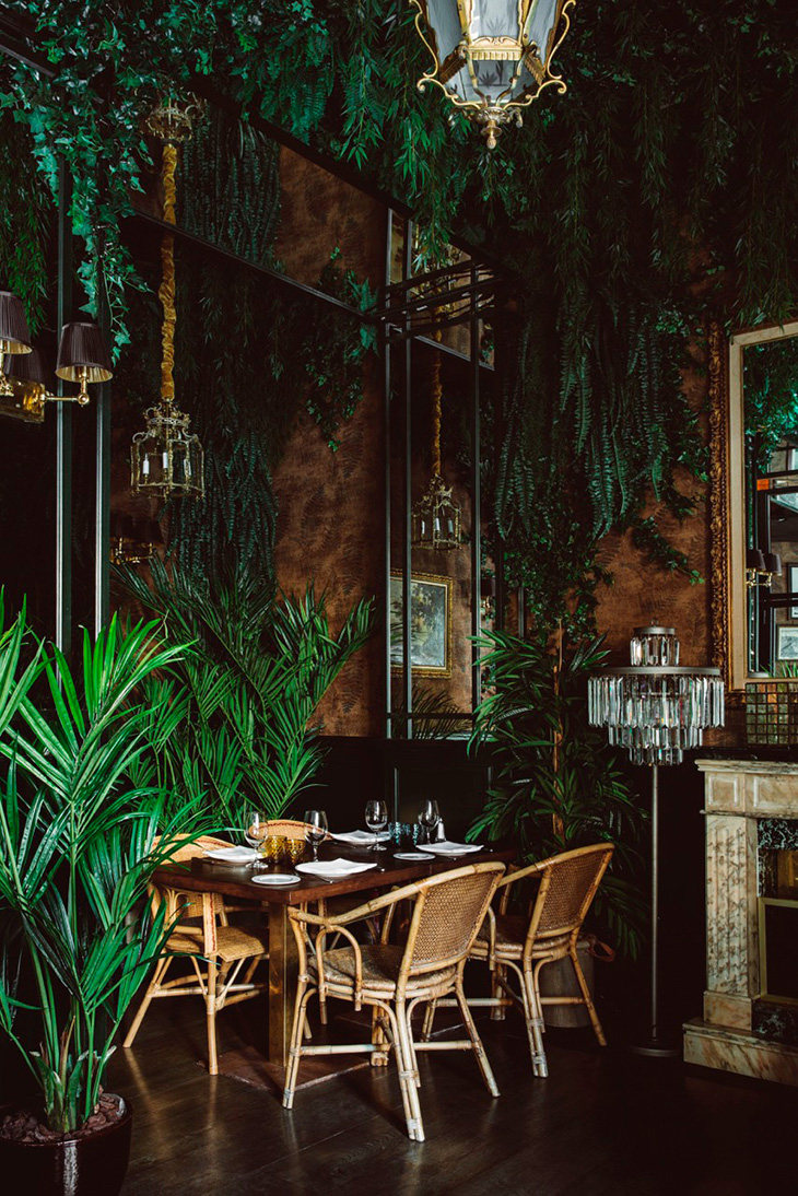 Interiorismo de restaurante por Pablo Peyra Studio. Proyecto Feroz, Barcelona. Comedor con estilo inspiración africana, decorado con grandes plantas, muebles y lámparas de gran estilo Interiorismo de restaurante por Pablo Peyra Studio. Proyecto Feroz, Barcelona. Comedor con estilo inspiración africana, decorado con grandes plantas, muebles y lámparas de gran estilo
