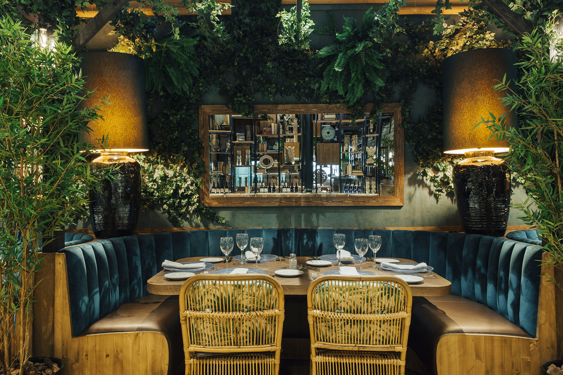 Diseño de restaurante por Pablo Peyra Studio. Proyecto Guanabara. Mesa con banco tapizado azul.