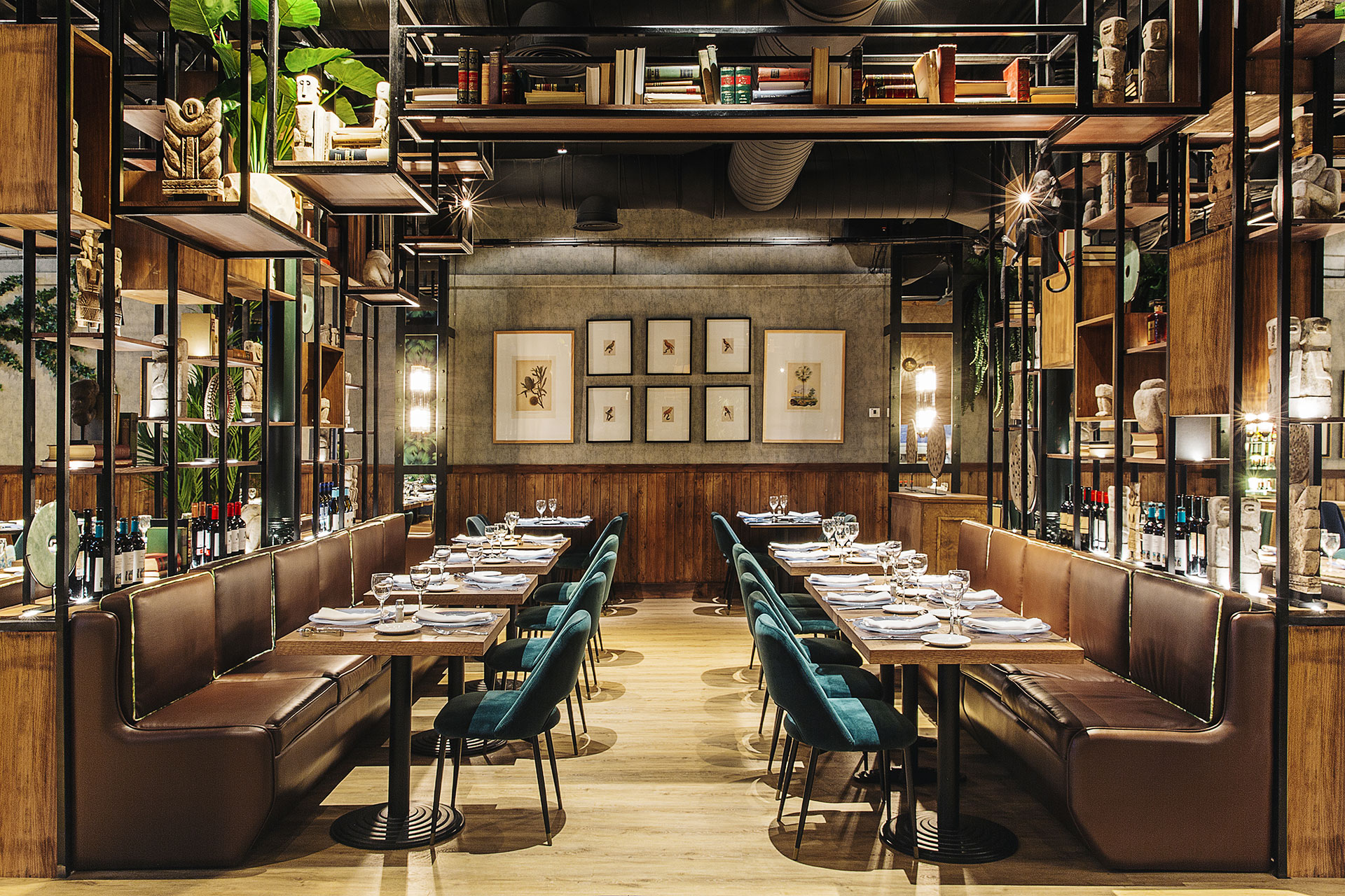 Diseño de restaurante por Pablo Peyra Studio. Proyecto Guanabara. Vista sala mesas con bancos. Diseño de restaurante por Pablo Peyra Studio. Proyecto Guanabara. Vista sala mesas con bancos.