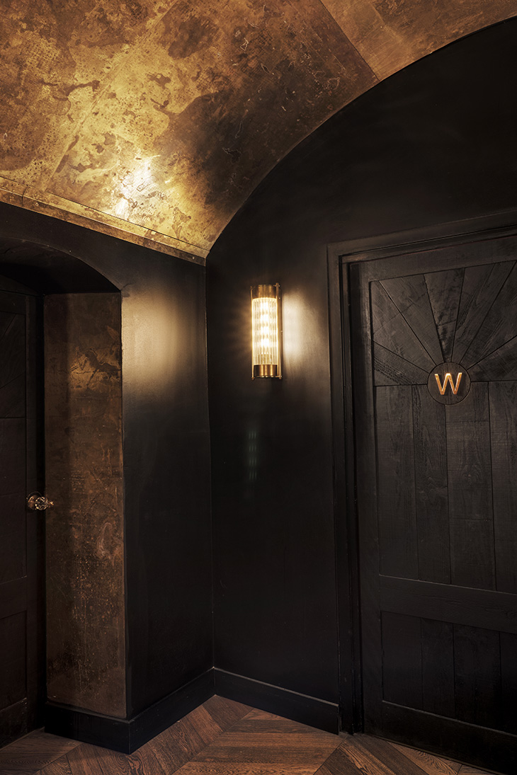Diseño interior del restaurante Les 15 nits por Pablo Peyra Studio. Vestíbulo de acceso a los aseos femeninos y masculinos.