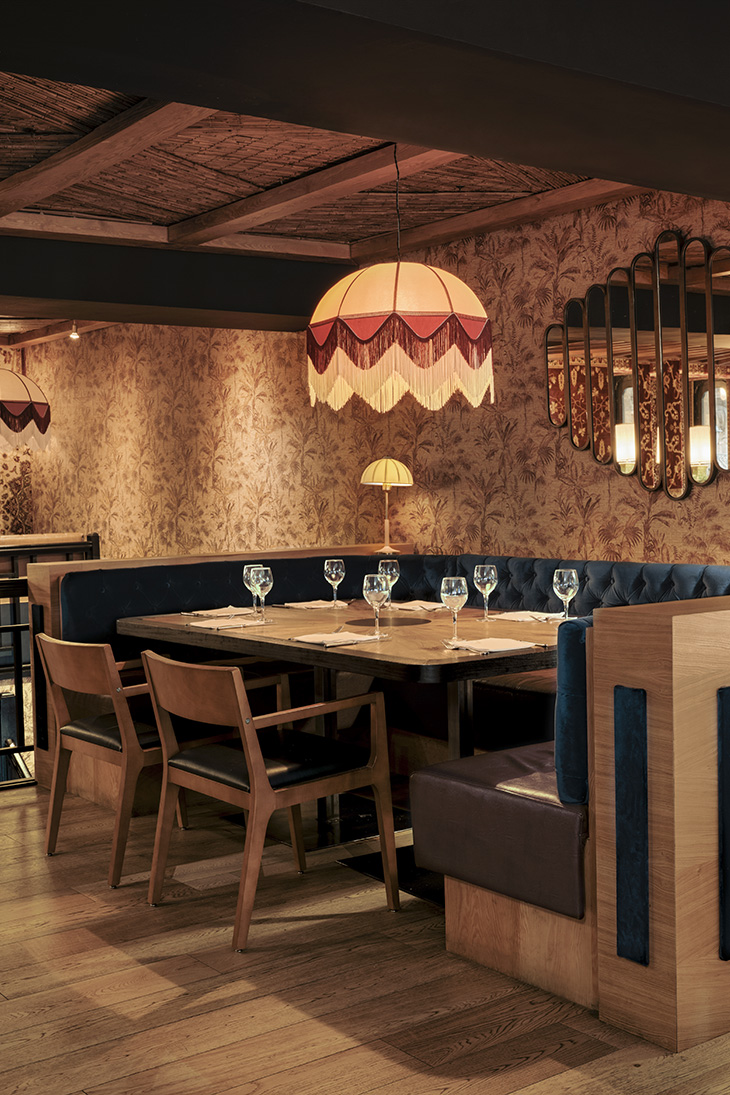 Diseño interior del restaurante Les 15 nits por Pablo Peyra Studio. Vista mesa comedor con banco corrido y mesa preparada para 7 personas.
