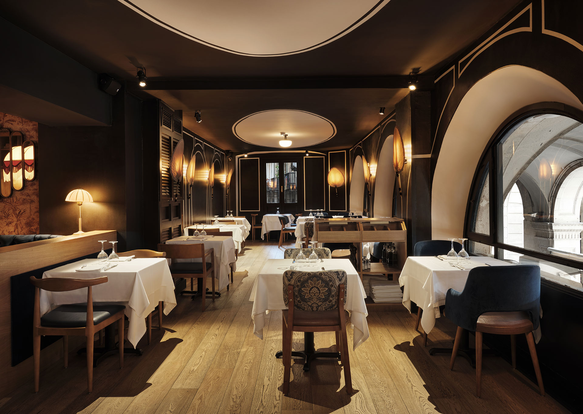 Interiorismo del restaurante Les 15 nits por Pablo Peyra Studio. Vista del comedor con ventanales en arco.