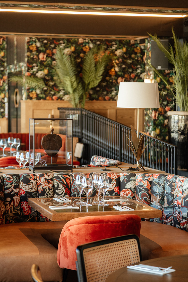 Interiorismo de restaurante por Pablo Peyra Studio. Proyecto Restaurante Ciutadella, Menorca. Detalle mesas y bancos tapizados con tela flores.
