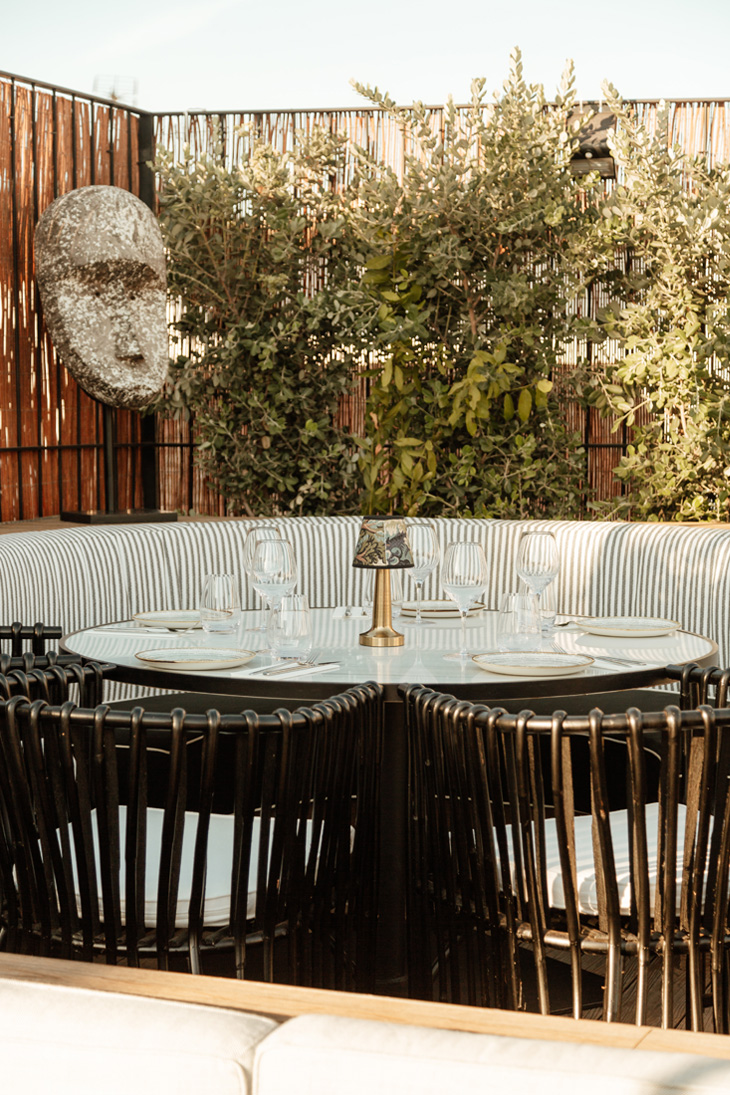 Proyecto de interiorismo de restaurante por Pablo Peyra Studio. Ciutadella, Menorca mesa terraza con banco rinconera. Proyecto de interiorismo de restaurante por Pablo Peyra Studio. Ciutadella, Menorca mesa terraza con banco rinconera.