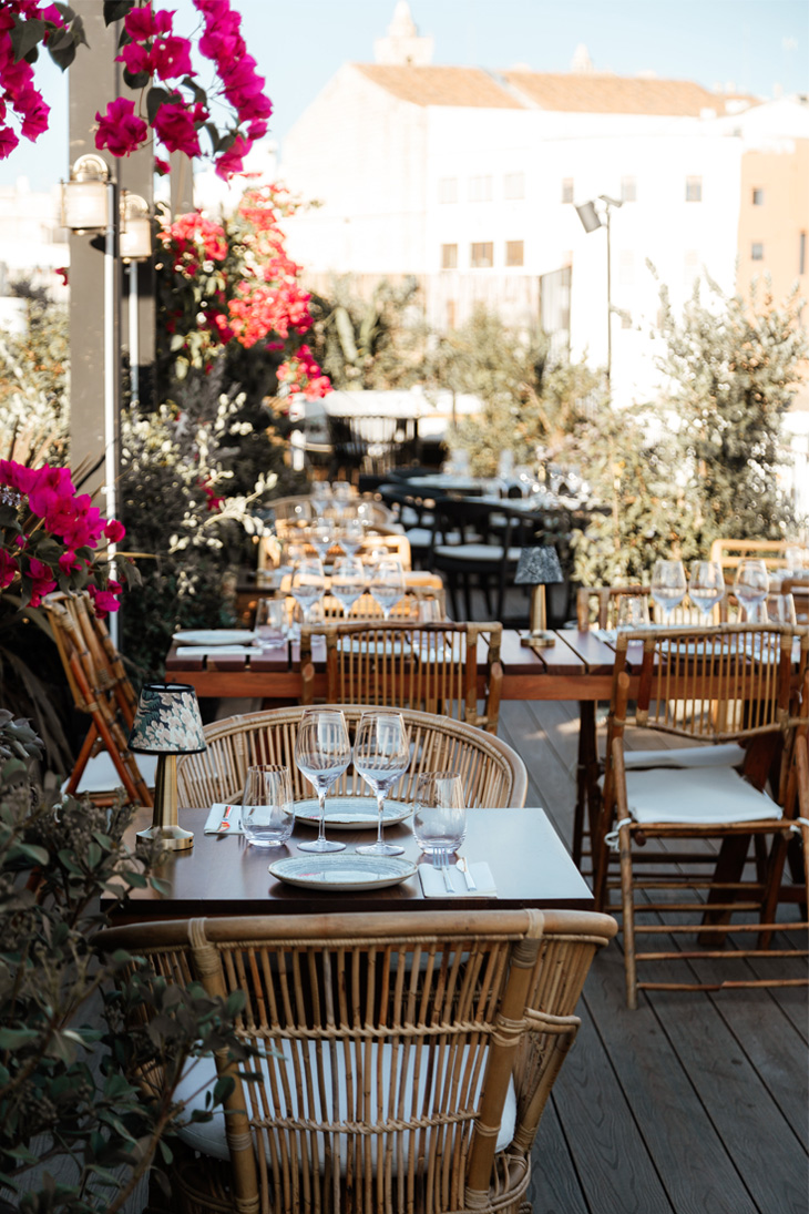 pablo-peyra-restaurante-menorca-terraza-sillas-mimbre