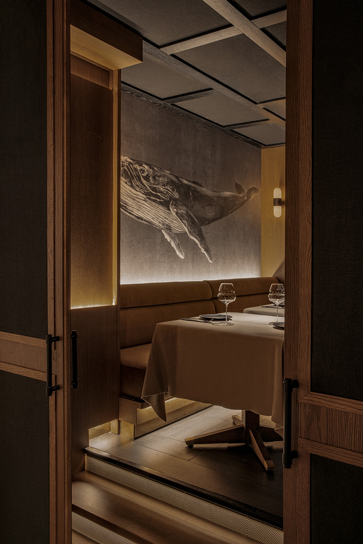 Diseño Interior de Pablo Peyra. Detalle artístico con temática marina en el comedor del restaurante Noble. Diseño Interior de Pablo Peyra. Detalle artístico con temática marina en el comedor del restaurante Noble.