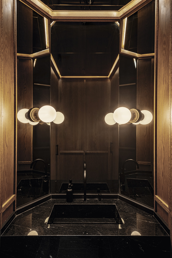 Primer plano de tocador en los aseos del restaurante Noble con espectacular espejo protagonista e iluminación lateral con lámparas vintage. Primer plano de tocador en los aseos del restaurante Noble con espectacular espejo protagonista e iluminación lateral con lámparas vintage.