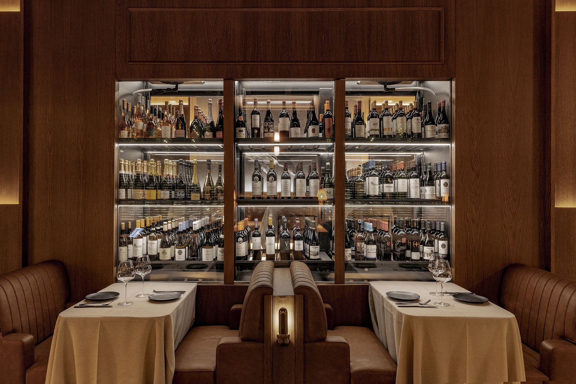 Proyecto de interiorismo para restaurante Noble por Pablo Peyra. Cava de vinos integrada en el mobiliario del restaurante. Proyecto de interiorismo para restaurante Noble por Pablo Peyra. Cava de vinos integrada en el mobiliario del restaurante.