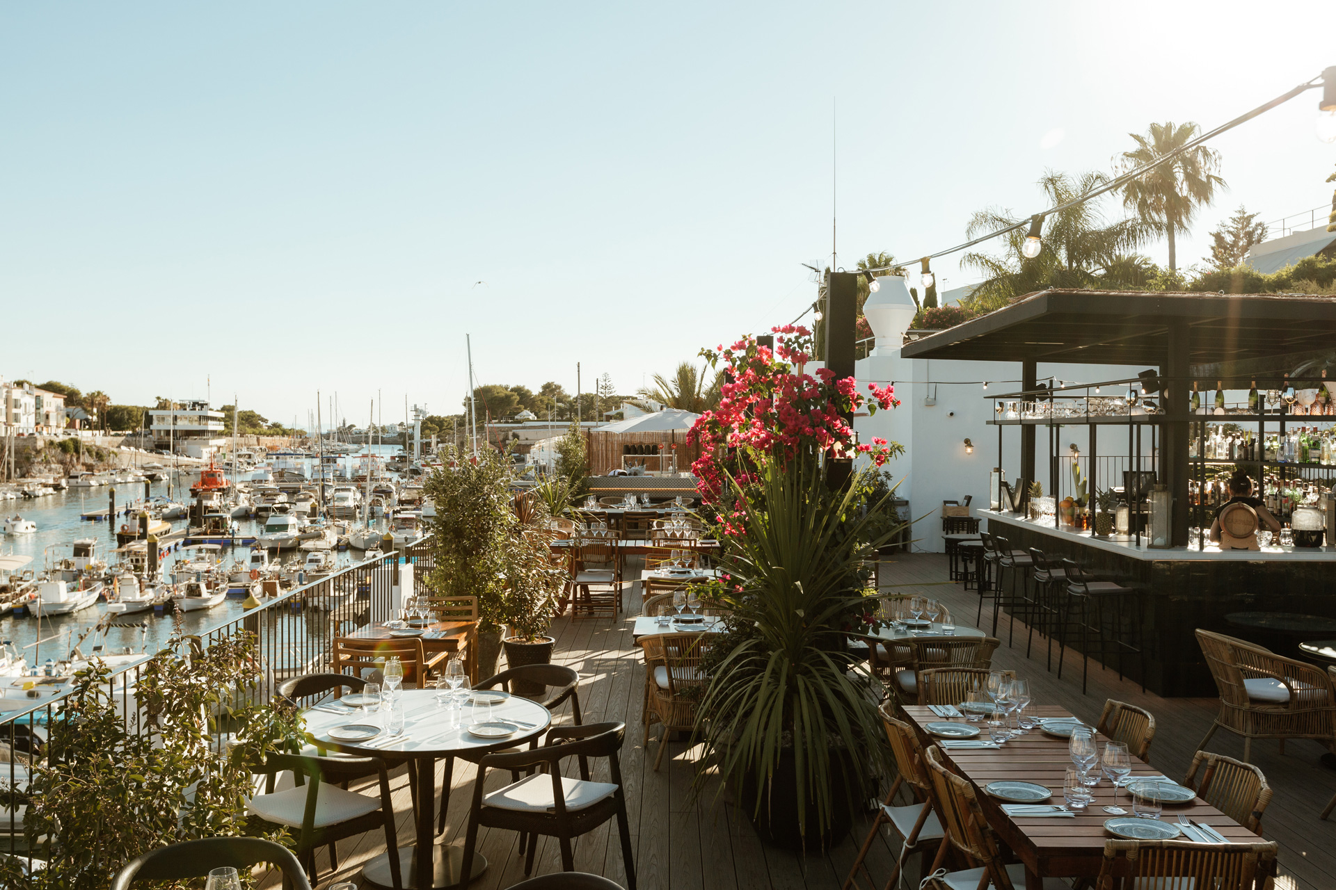 Proyecto de interiorismo de restaurante en Ciutadella de Menorca por Pablo Peyra Studio. Terraza y barra exteriores con vistas al puerto. Proyecto de interiorismo de restaurante en Ciutadella de Menorca por Pablo Peyra Studio. Terraza y barra exteriores con vistas al puerto.